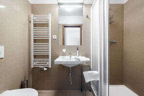 Apartamento, 1 quarto | Banheiro | Chuveiro, secador de cabelo, toalhas de banho, papel higiênico
