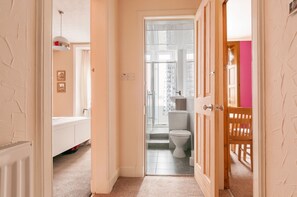 1 habitación, tabla de planchar con plancha, wifi gratis y ropa de cama