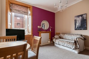 1 habitación, tabla de planchar con plancha, wifi gratis y ropa de cama