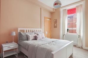 1 habitación, tabla de planchar con plancha, wifi gratis y ropa de cama