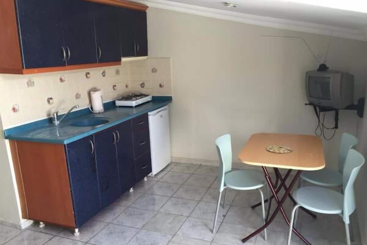 Refrigerador, placa de cocina, tetera/pava eléctrica