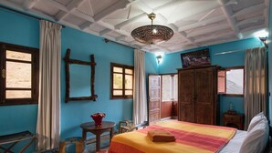 Cribs (free), WiFi (free), bed sheets - Imlil Lodge (Asni)