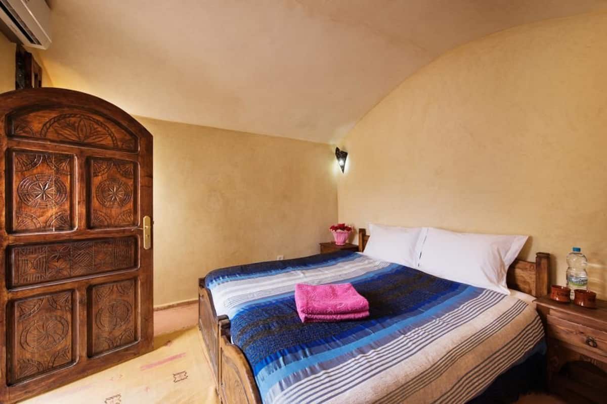 Cribs (free), WiFi (free), bed sheets
