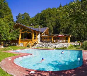 Una piscina cubierta, 2 piscinas al aire libre, tumbonas