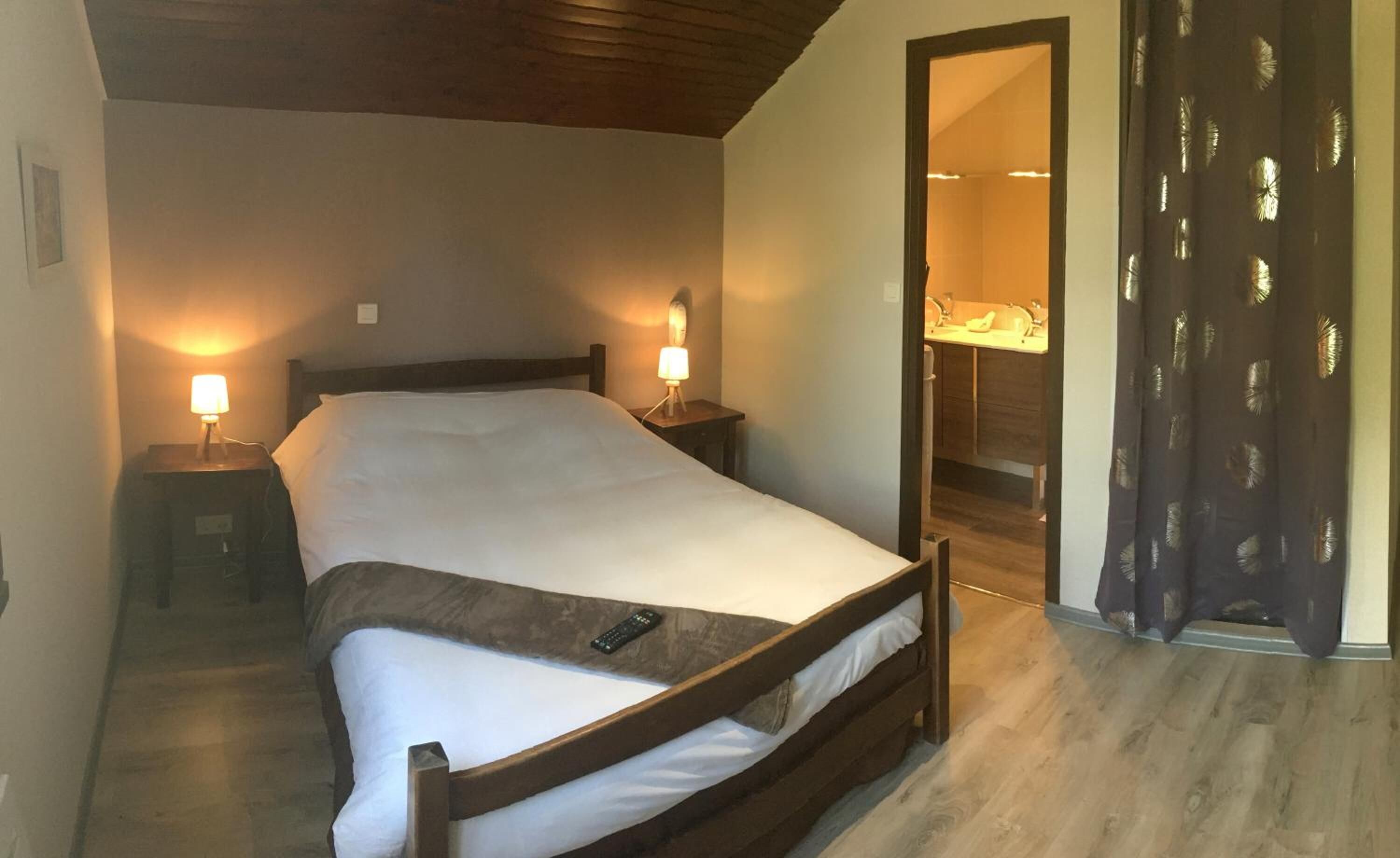 In-room safe, desk, free WiFi