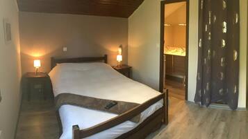 In-room safe, desk, free WiFi