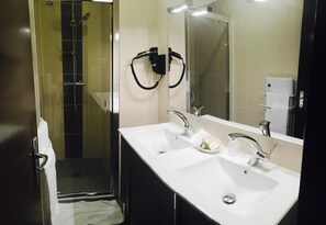 Shower, bathtub besar,  dan handuk