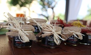 Small jars with labels, tied with twine, on a wooden surface. - Soho B&B (Fisciano)