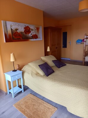 Habitación cuádruple clásica, baño privado, vista al patio (Coteaux du Layon) | Ropa de cama de alta calidad y decoración personalizada 