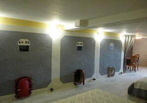 Klassieke suite (La Cave Insolite) | Luxe beddengoed, individueel gedecoreerd, een laptopwerkplek