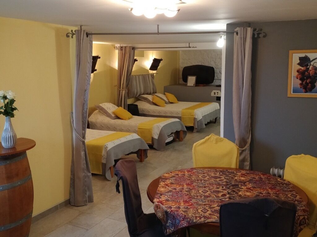 Classic-Suite (La Cave Insolite) | Hochwertige Bettwaren, individuell dekoriert