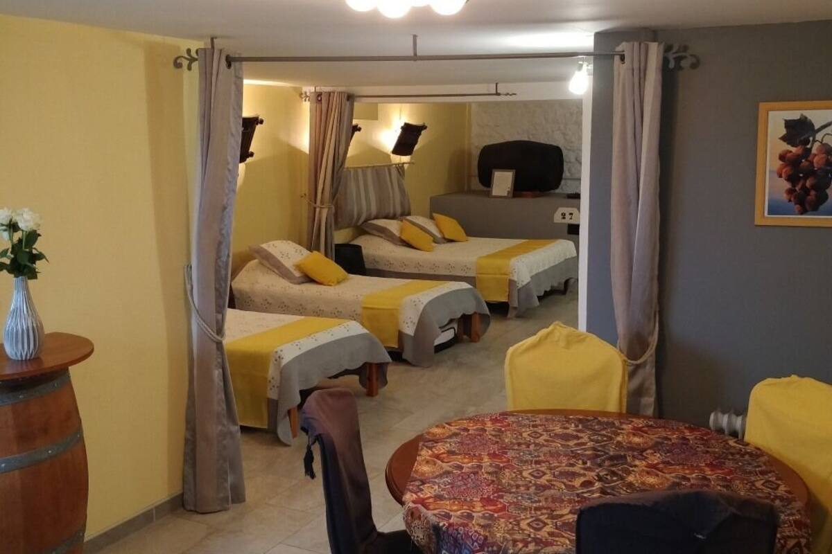 Classic-Suite (La Cave Insolite) | Hochwertige Bettwaren, individuell dekoriert