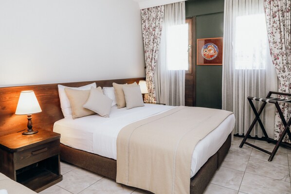 Desk, blackout curtains, soundproofing, free WiFi