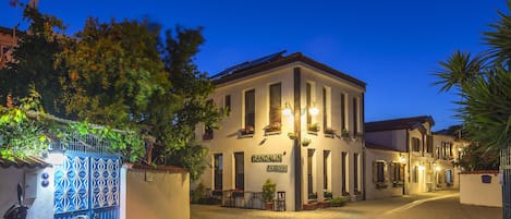 A building with a sign reading "TANDALIN PANBIVON" at twilight.