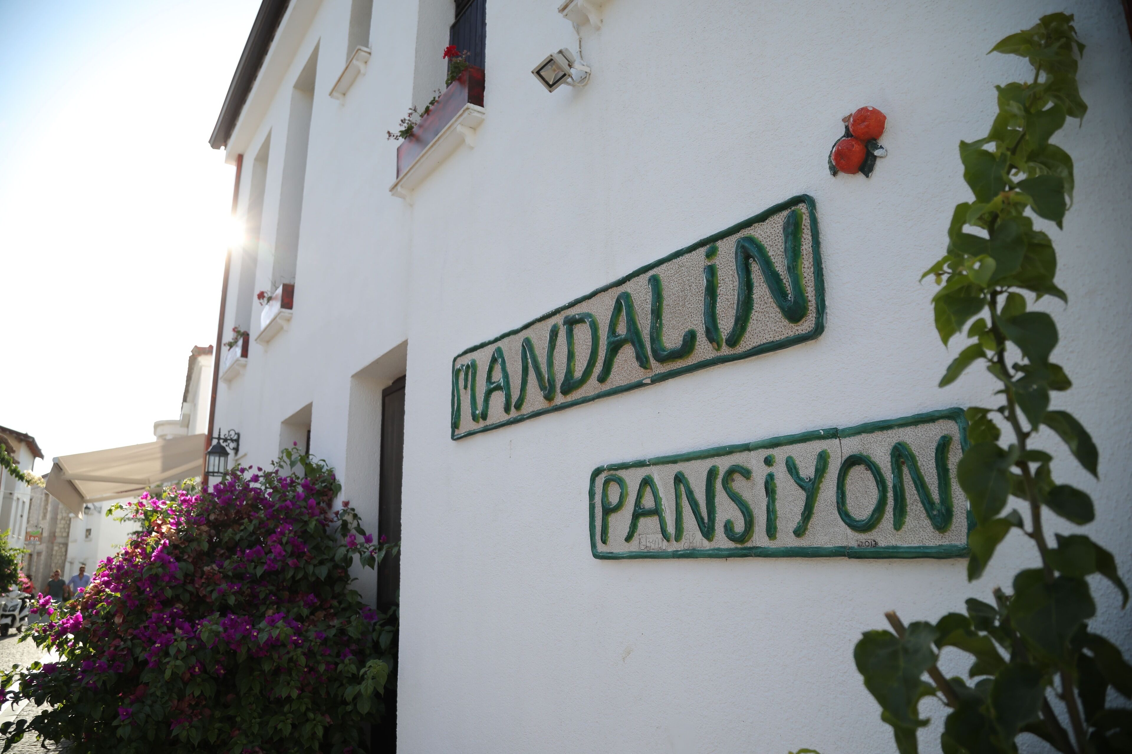 En bygning med skilte, hvor der står "MANDALIN" og "PANSIYON".