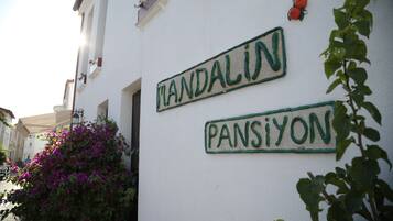 En bygning med skilte, hvor der står "MANDALIN" og "PANSIYON".