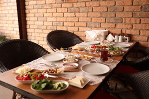 Tägliches inbegriffenes großes Frühstück