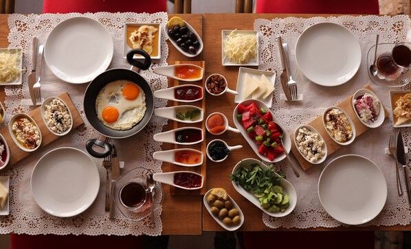 Una mesa servida para una comida con diversos platos y condimentos.