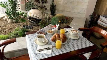 Daily continental breakfast (EUR 8.50 per person)