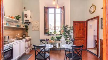 Frigorifero con congelatore, microonde, forno, macchina per tè/caffè