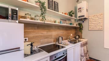 Full-size fridge, microwave, oven, coffee/tea maker