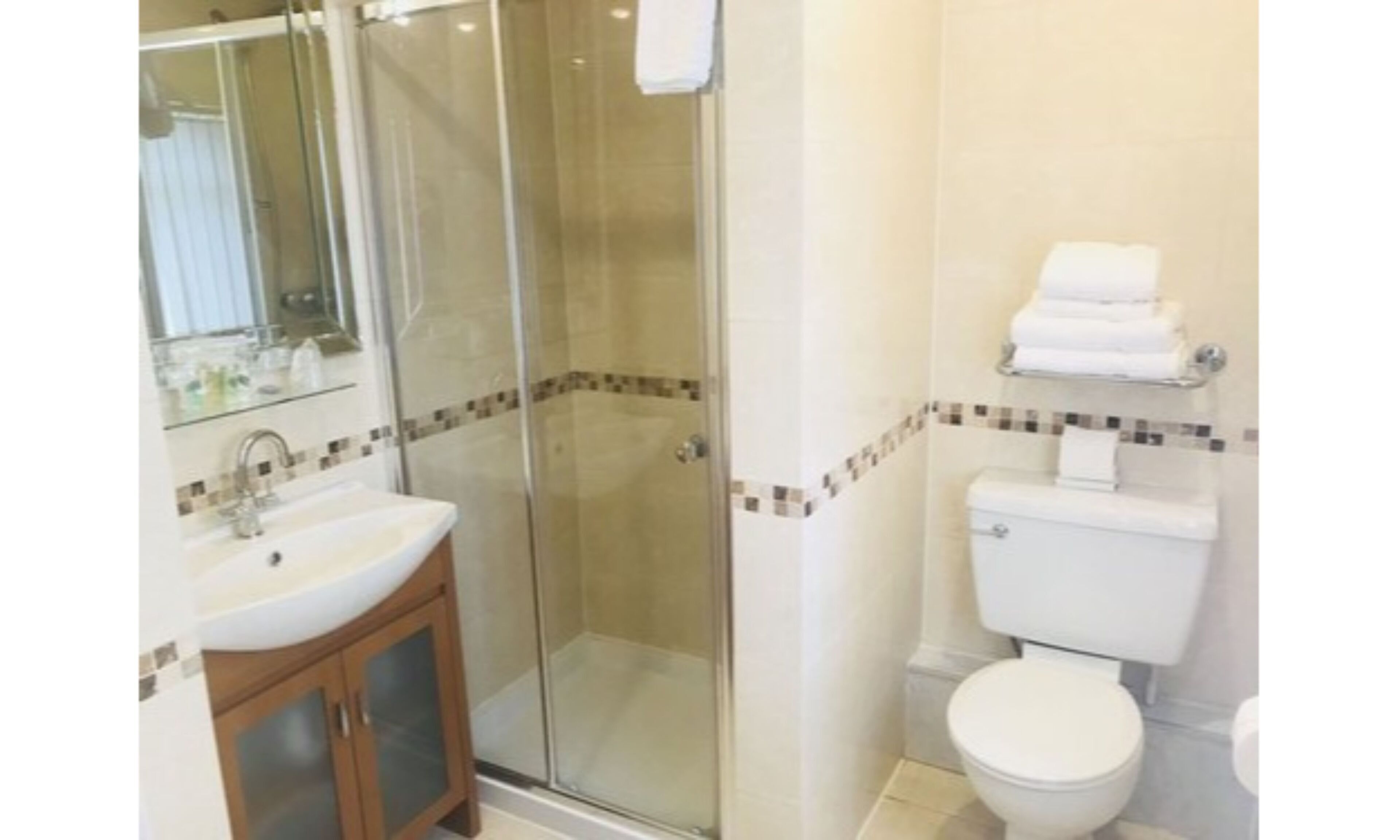 standard single room | bathroom | shower, free toiletries, towels
