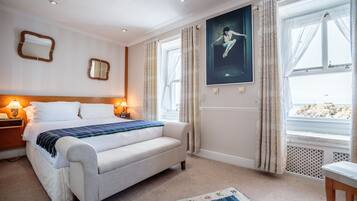 Muebles diferentes, escritorio, wifi gratis y ropa de cama