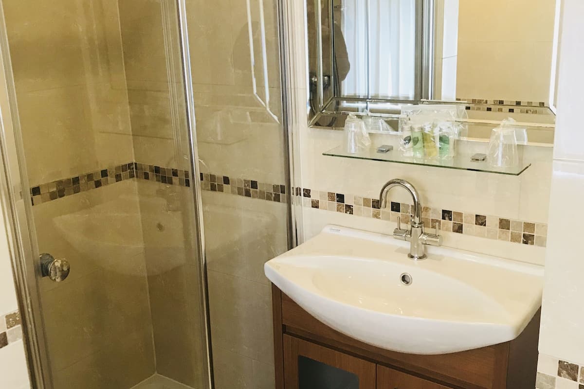 shower, free toiletries, towels