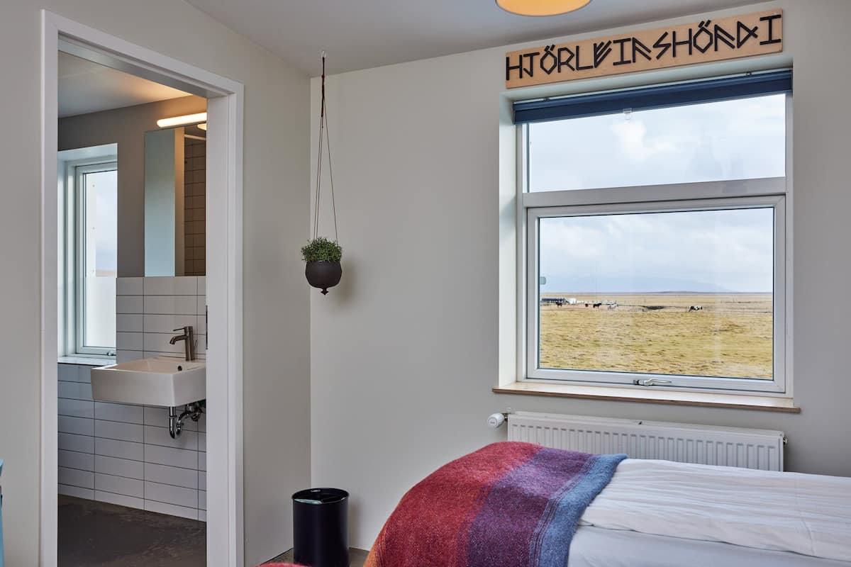 family room, private bathroom, mountain view | 1 bedroom, blackout curtains, free wifi, bed sheets