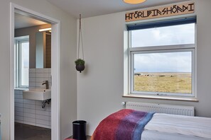 패밀리룸, 전용 욕실, 산 전망 | 암막 커튼, 무료 WiFi, 침대 시트