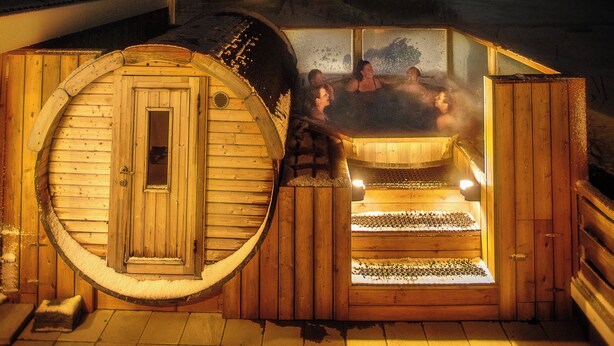 A wooden sauna with a view of the Northern Lights. - Midgard Base Camp (Rangárþing eystra)