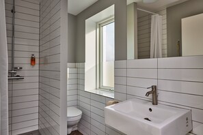 Habitación familiar, baño privado, vista a la montaña | Baño | Regadera, amenidades de baño ecológicas, secadora de cabello, toallas 