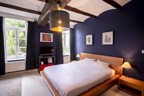 2 bedrooms, desk, laptop workspace, blackout curtains