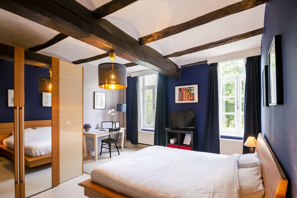 2 bedrooms, desk, laptop workspace, blackout curtains