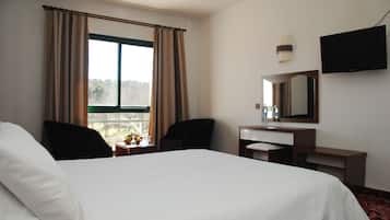 Chambre Double ou avec lits jumeaux | Rideaux occultants, fer et planche Ă repasser, draps fournis