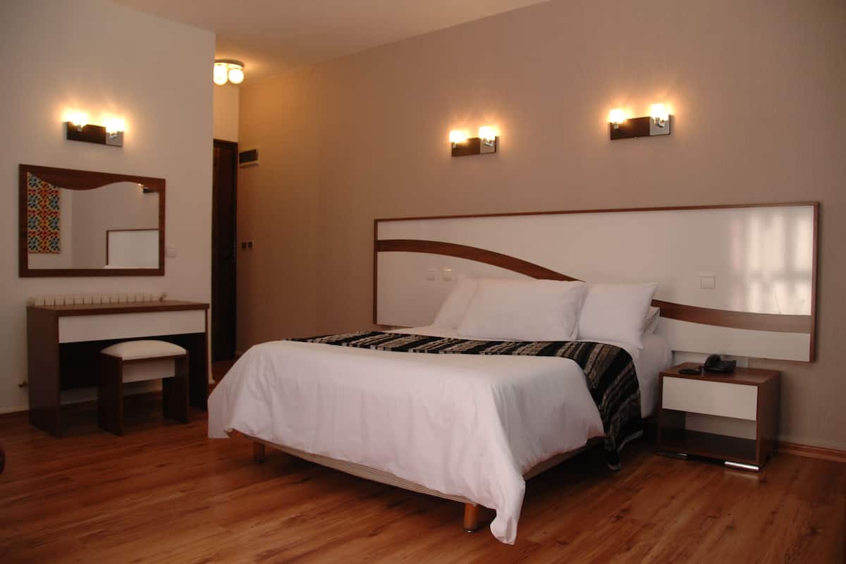 Habitación individual | Cortinas opacas, tabla de planchar con plancha, ropa de cama