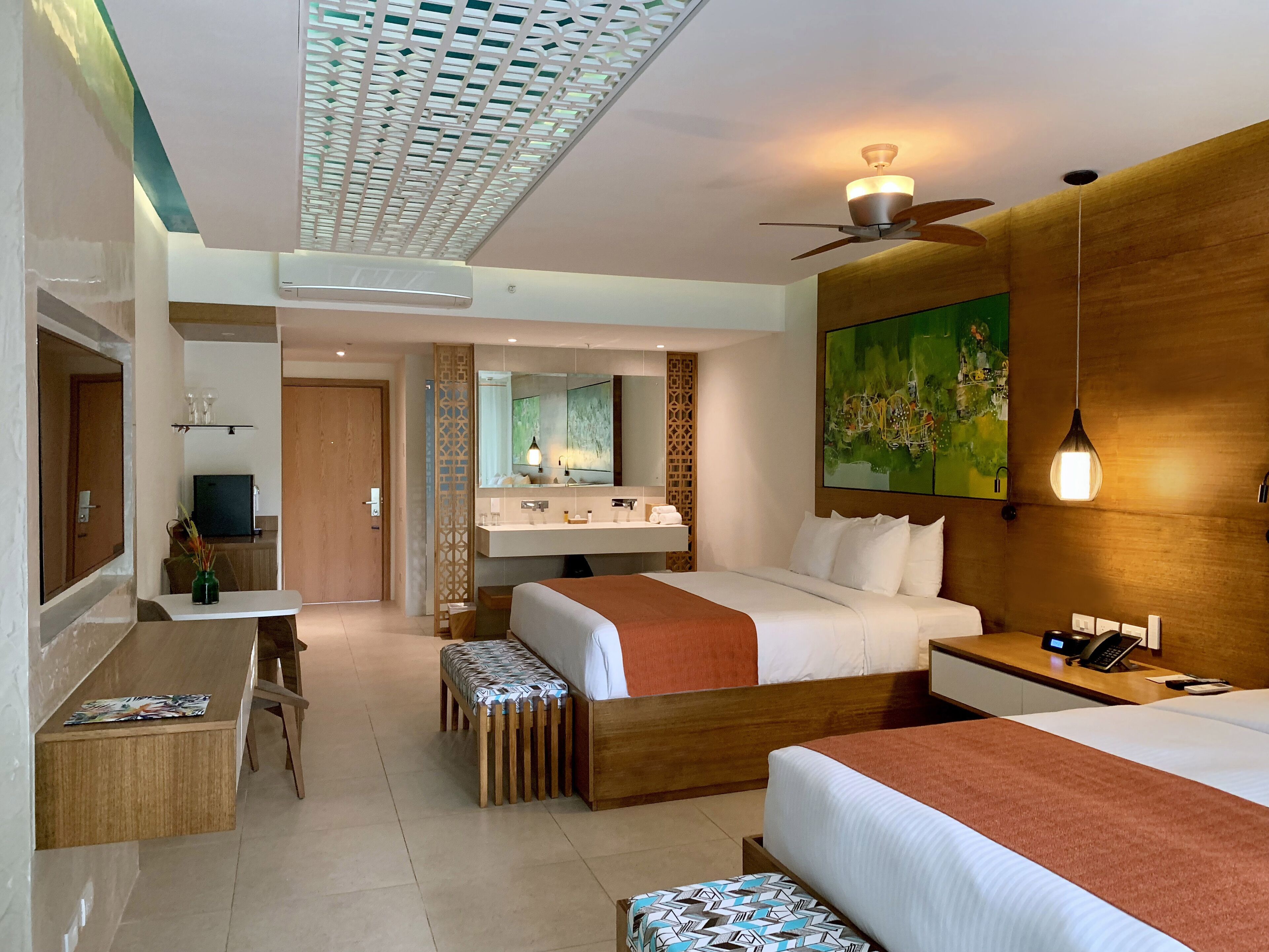 Junior Suite, Parcial Ocean View, Double Queen Beds | Articles gratuits dans le mini-bar, coffres-forts dans les chambres