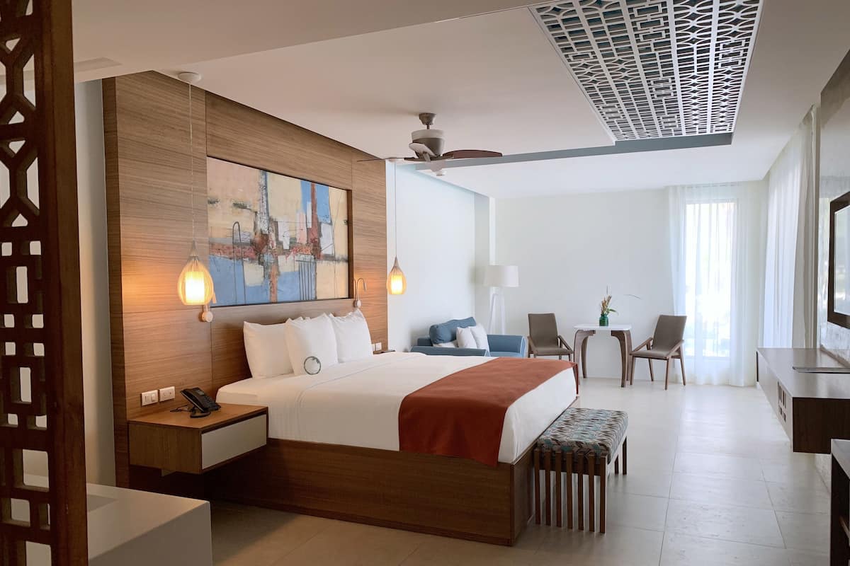 Plunge Pool Suite King Size Bed | Minibar (free items), in-room safe, desk, laptop workspace