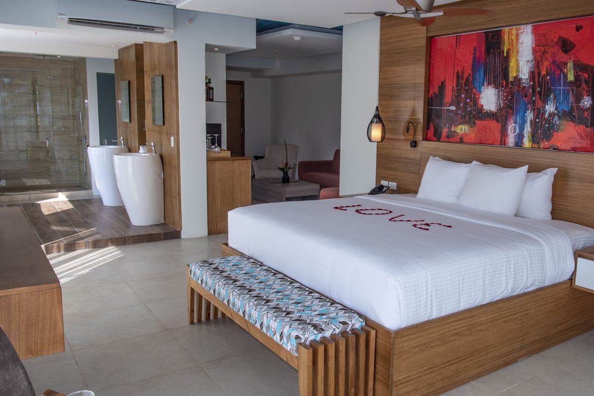 Honeymoon Suite | Minibar (free items), in-room safe, desk, laptop workspace