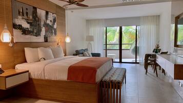 Minibar con artículos gratuitos y caja de seguridad en la habitación