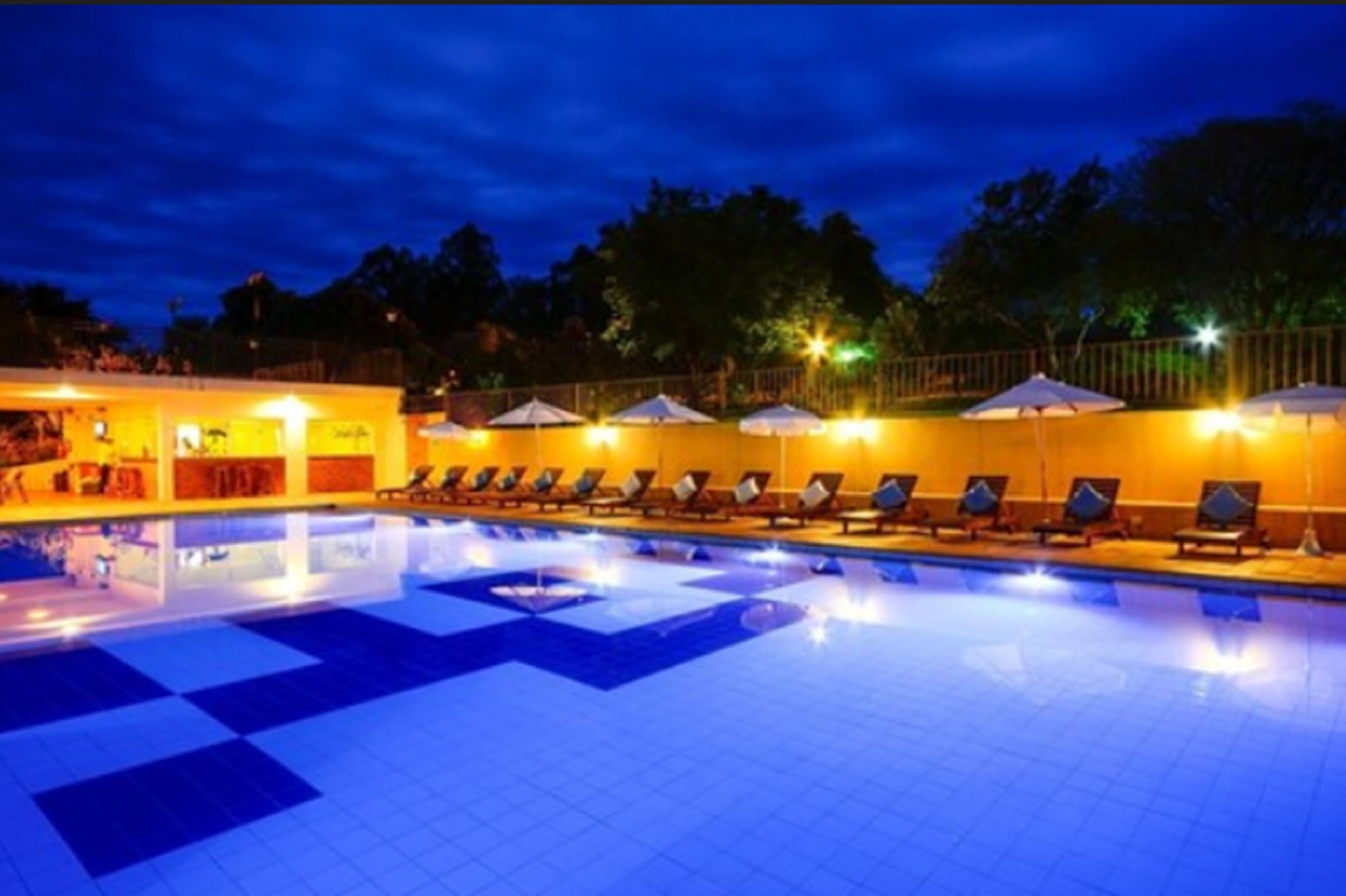 室内游泳池，室外游泳池，09:00 至 20:00 开放, 池畔遮阳伞, 日光浴躺椅