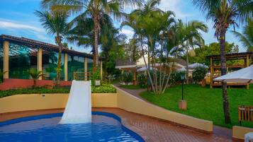 Piscina interna, piscina externa, funciona das 9h às 20h, guarda-sóis