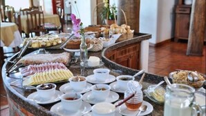 Una mesa de buffet con diversos platos y bebidas.