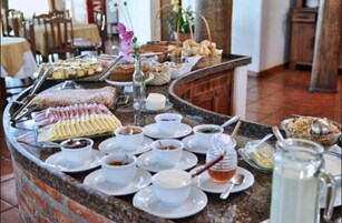 Café da manhã com buffet grátis todos os dias