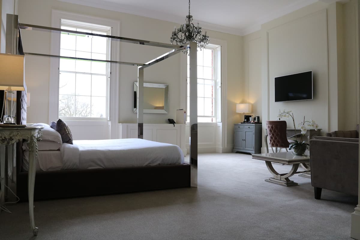 junior suite, 1 king bed | premium bedding, memory-foam beds, desk, iron/ironing board