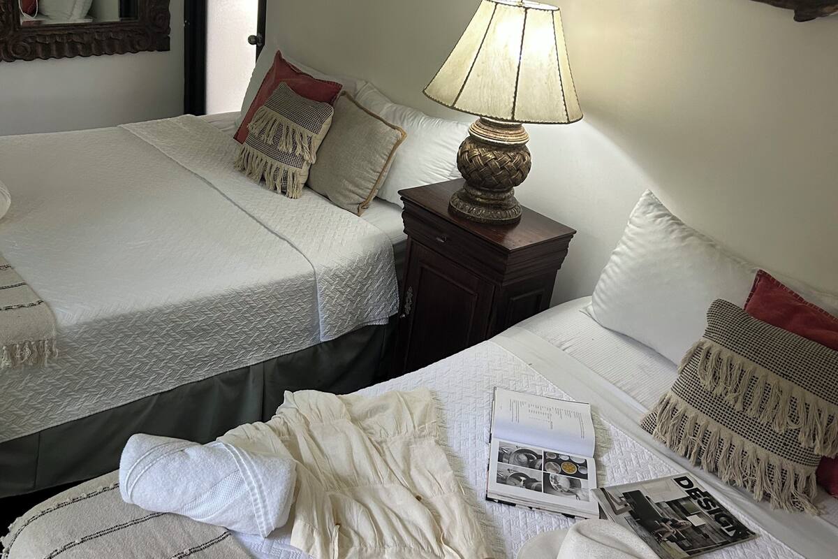 Deluxe Room, Balcony, Partial Lake View | Peralatan tempat tidur premium, peti besi dalam bilik, Wi-fi percuma 