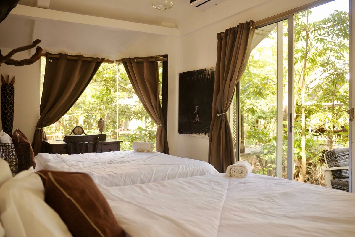 Deluxe Room | Peralatan tempat tidur premium, peti besi dalam bilik, Wi-fi percuma 