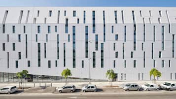 Um edifício moderno com uma grade de janelas e telhado plano.