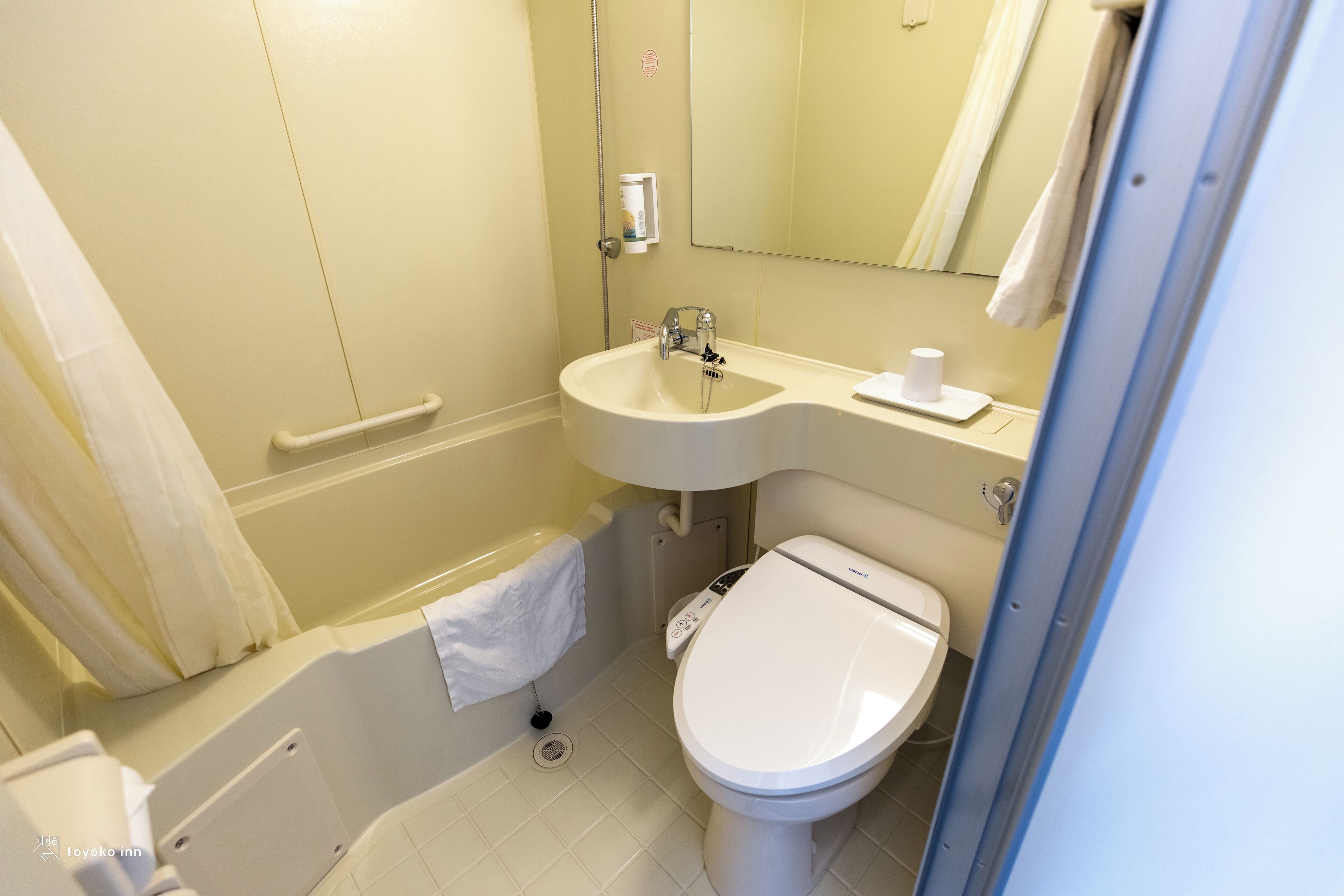 combined shower/bathtub, deep-soaking bathtub, rainfall showerhead