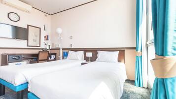 Economy Twin kamer | Een kluis op de kamer, een bureau, verduisterende gordijnen